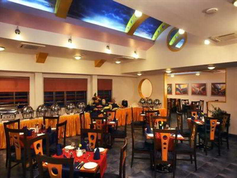 Royal Orchid Beach Resort & Spa, Utorda Beach Goa Restoran fotoğraf
